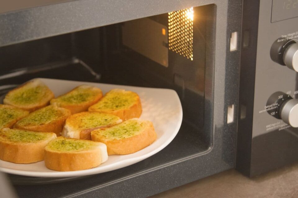 How To Microwave Garlic Bread | The Best Way - Survival Freedom